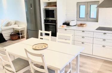 Architect designed house with pool and private beach - Photo 8