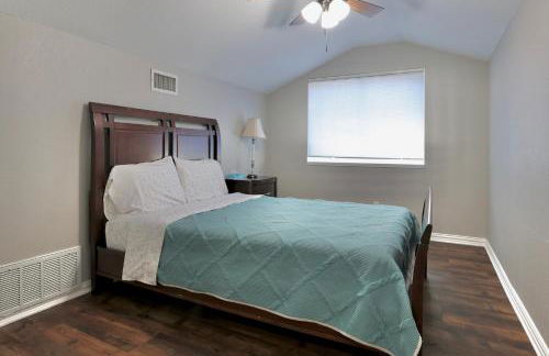 Gorgeous 4 bedroom 2,5 bath Home with Heated Pool, Spa & Game Room close to DFW Airport - Photo 9