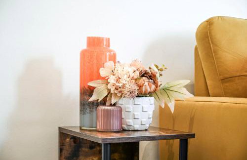 Modern 2BR Apartment for Contractors, Balcony & Fast Wi-Fi, W6 - Foto 25