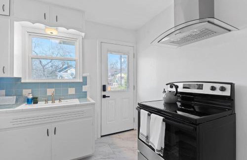 Chic 2BR Highland Retreat Near UT and Downtown, Free Parking by Austin Vacay - Foto 8