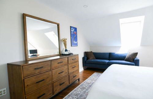 1820 House - VT Charm + Modern Comforts + Hot Tub - Foto 26