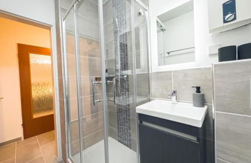 MOIN Apartments - Privater Parkplatz & Balkon, WiFi und TV - Foto 24