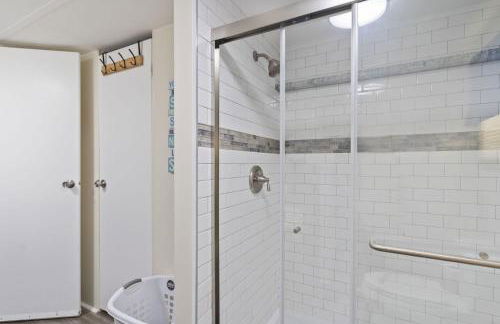 Spacious 2BR Retreat-10 minutes to the Beach! Pet Friendly! - Foto 27