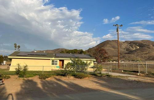 Peaceful & Cozy 3 bedroom Ranch-Home w/Fireplace - Foto 27