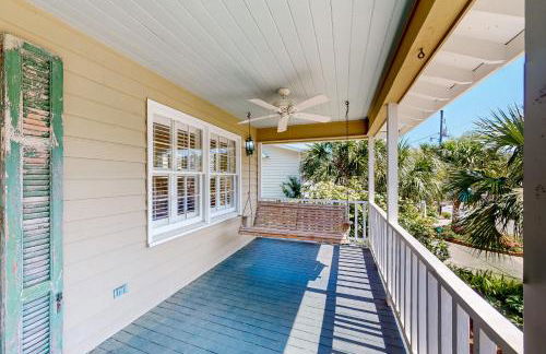 Classic coastal home with game room & private hot tub - walk to beaches - Foto 39