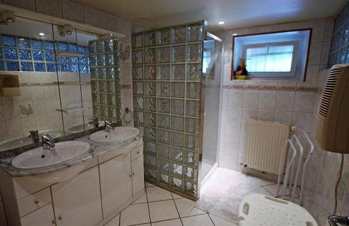 Gîte spacieux avec terrasse, 3 chambres, équipements bébé, à 16 km de Gérardmer - FR-1-589-23 - Foto 5