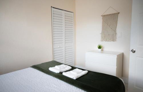 Central Getaway in Little Havana Near Airport, Wynwood, Calle 8 Brickell, Coral Gables and more , Fenced parking - Foto 20