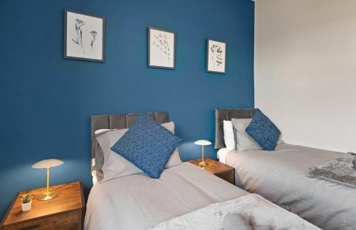 Modern 5 Bed 2 Bath House w Free Parking - Photo 3