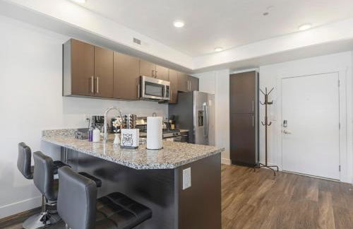 Apt in Heart of SLC - King Bed - Gym - Smart TV - Foto 11