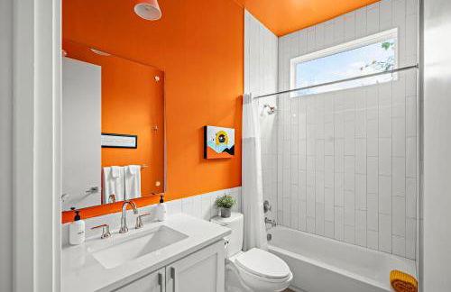 Austin Oasis Spacious 4BR Retreat with Hot Tub Cowboy Pool and Infrared Sauna Perfect for Families and Bachelorettes - Photo 18