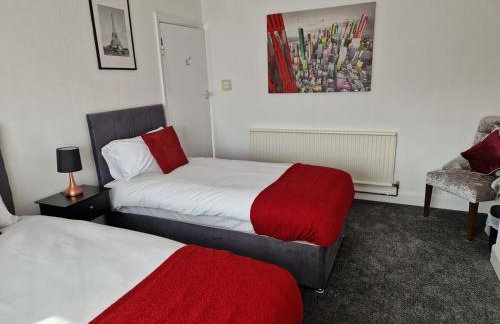 Stylish 4BR House, Sleeps 7, High-Speed Wi-Fi, Long Stay Friendly - Foto 25