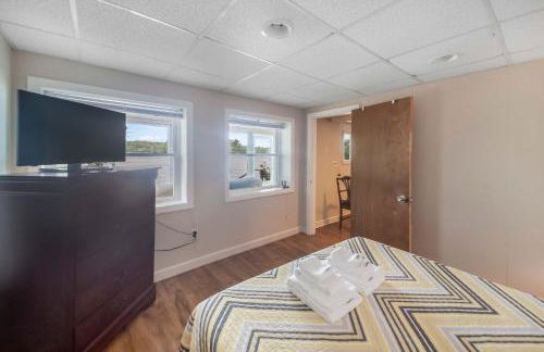 Family Lakefront Adventure House 3BR wFirepit & Scenic - Foto 60