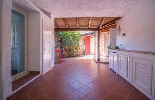 GuestHost - Villa With Private Garden, Parking & Shared Pool! - Foto 26