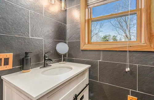 The Hopkins Hideaway - 40 Acres with trails, Arcades, Hot Tub, Fire Pit - Foto 16