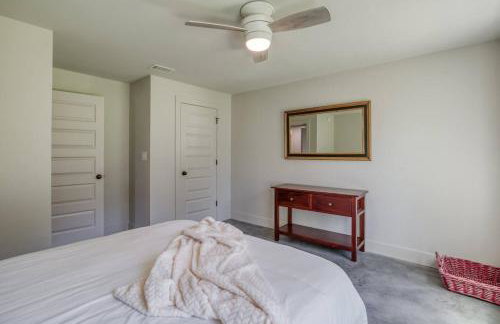 6BR Lakefront Private Dock & Bonfire Sleeps 12 - Foto 39