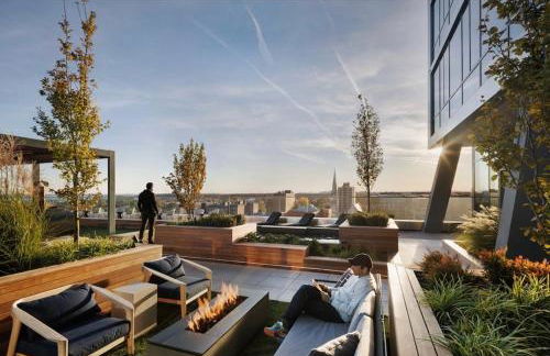 Luxury 1BR w Stunning Floor-to-Ceiling Water Views - Foto 30