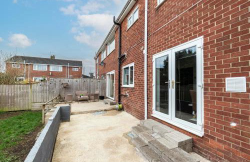 Stunning Bishop Auckland House with 5-bedrooms & 8 Beds Sleeps 12 with Free Parking by PureStay - Foto 71