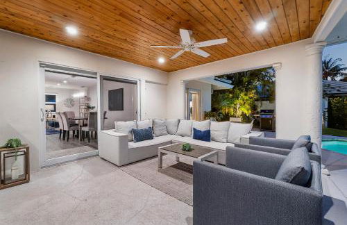 Seven Palms Waterfront- Private Dock, Heated Pool & Lanai -Walk to beach! by Maven Vacation Rentals - Foto 49