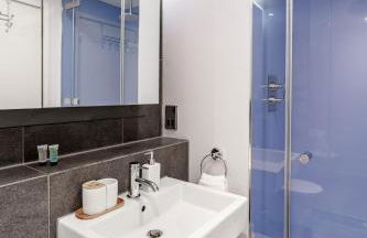 King beds apartment with en-suite, private balcony and elevator by iconic Portobello Market - Foto 24