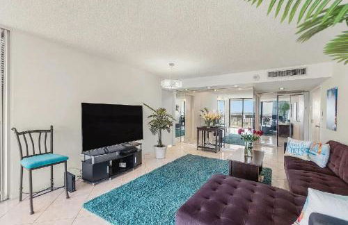 Bright Two Bedroom Condo with Lake Views - Foto 5