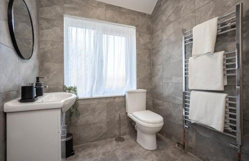 Doctors Lane- Modern 3 Bedroom Contractor Family House With Parking - Photo 23