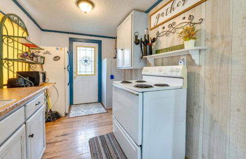 'Cabana Luna' Cabin w/ Deck, Swing & Fire Pit! - Foto 11
