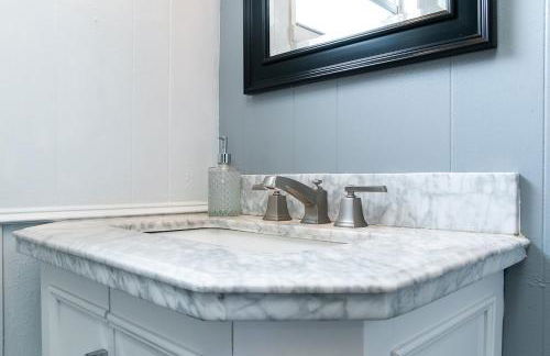 Farmhouse and Charming Place - Photo 26