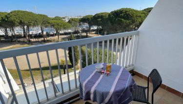 Studio vue port, parking privé, terrasse, clim - Photo 3