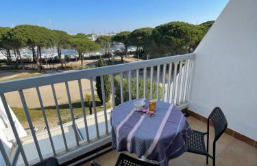 Studio vue port, parking privé, terrasse, clim - Photo 3