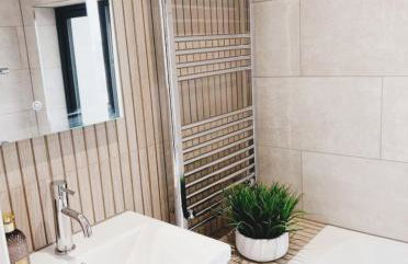 New, modern 4 bed, 3 bath house ,free parking - Foto 28