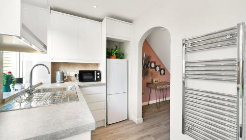 Charming 2BR Aylesbury Home, Sleeps 4, Parking, Work, Leisure, Friendly - Foto 4, toaster