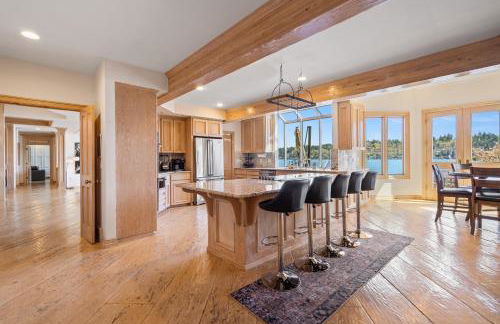 Stunning Waterfront Mansion with Pool and Hottub - Foto 5