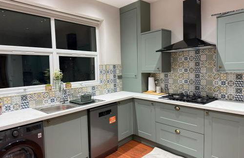 Large Luxury 4 bedroom home with parking - Foto 37