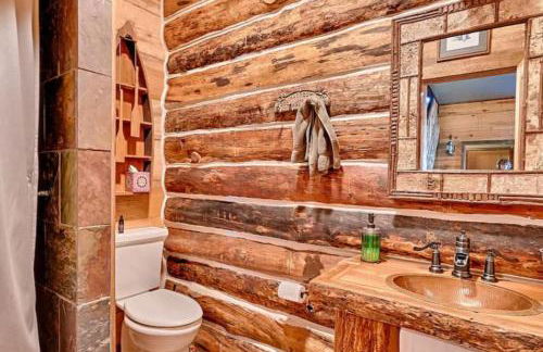 Hot Tub and Mtn Views Woodsy Cabin in Greer - Foto 16