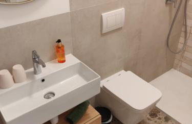 Omis apartment - near beach and town center, ground floor with small garden - Foto 16