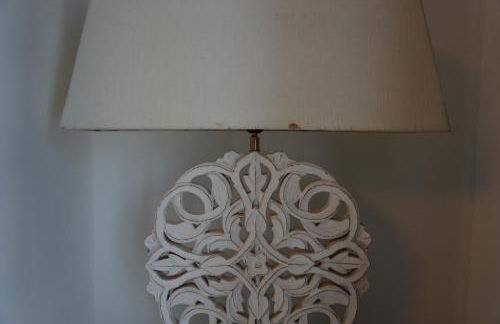 Stunning pied-a-terre moments from the water. - Photo 12