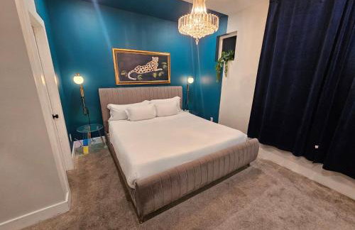 Black House - Downtown Elegance with HotTub and King Beds - Foto 49