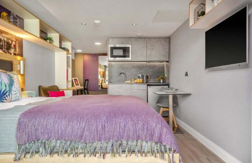 Practical Studio For 2 In Leeds, Free Breakfast - Photo 3