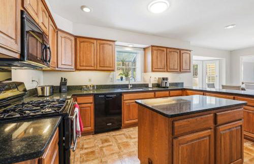 Bright Family Retreat with Private Backyard & Loft - Foto 26