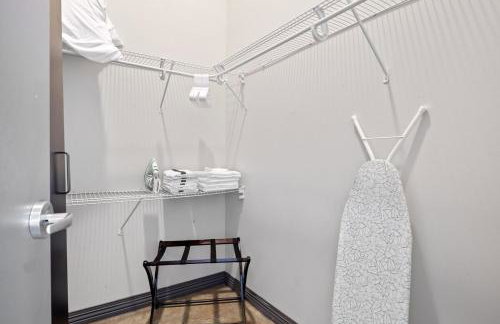 Stunning Downtown Apartment with Pool, Laundry, Parking - Foto 12