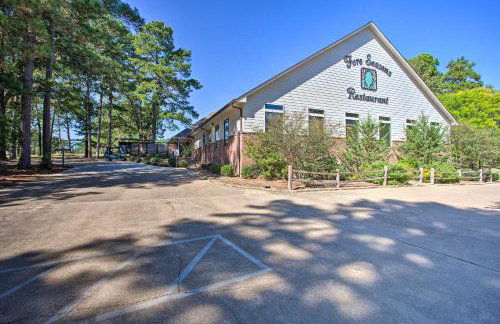 Holly Lake Retreat w/ 2 Community Pools & Yard - Foto 37