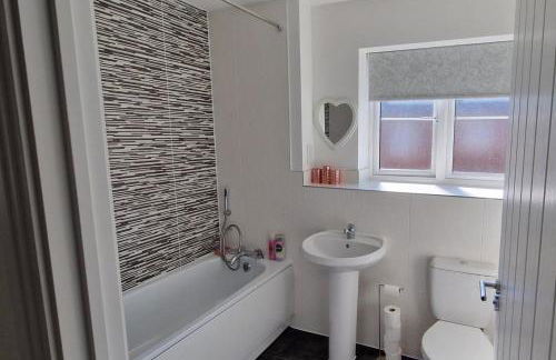 Peterborough - House - Sleeps 8 - Parking - Garden - Foto 18