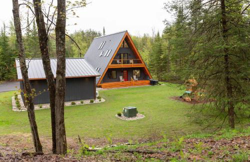 TreeTops Ayframe, Supersized AFrame on the River with Hot Tub - Foto 72