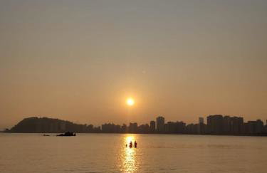 Lindo apartamento com vistas na praia do Gonzaguinha - Foto 19