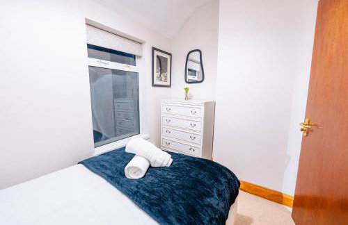 4BR 2Bath Home -Hot Tub, Free Parking & Games Room - Foto 30