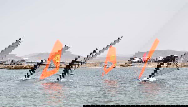 Aprendendo a se equilibrar na prancha de windsurf