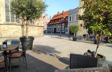 Flair Apartments 'FACHWERK & FLAIR' - Altstadt-Apartment 78 qm für Urlaub oder Geschäftsreise, Innenstadtlage, ruhig, modern, 900 m Bahnhof, 24 Std Check-in, WLAN, Streaming, Küche, Regendusche, 2 x Doppelbett, direkt am neuen Markt in der Altstadt - Foto 34