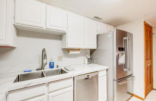 Cozy Flagstaff Retreat with Balcony and Mtn View! - Foto 10