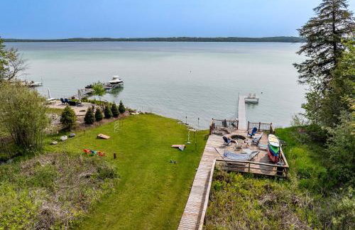 Waterfront Deck and Dock Torch Lake Home! - Foto 30