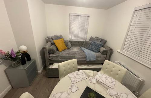 Detached 4BR House - Private Garden, Garage & Parking - Perfect for Long Stays, Families, Contractors - Photo 35